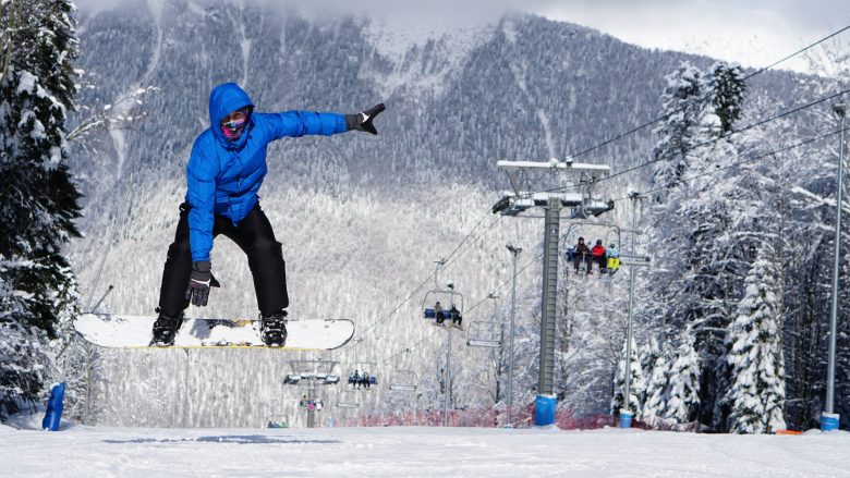 Saut d'un snowboarder