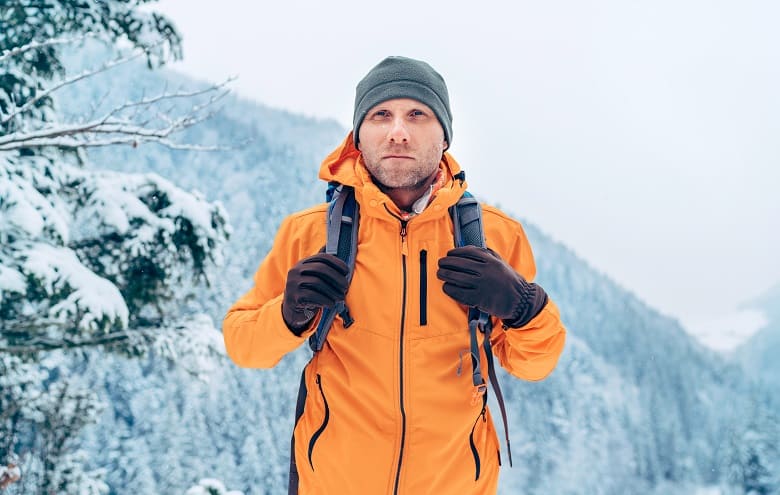 homme portant une softshell en hiver