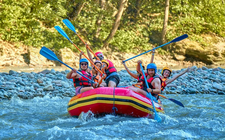groupe se faisant plaisir sur les rapides dans un rafting