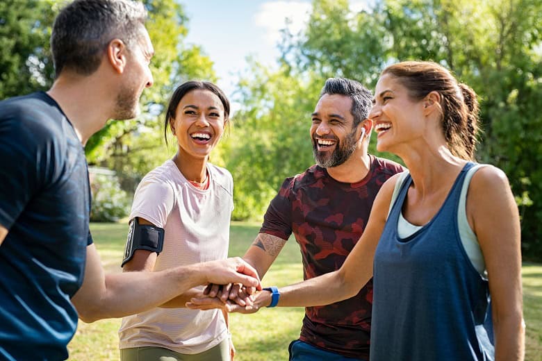 groupe d'amis heureux de faire du sport en plein air