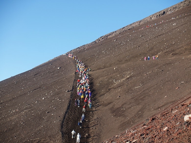 longue procession d'alpinistes sur un volcan