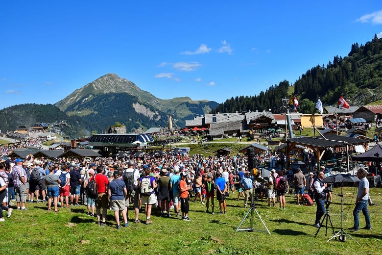 foule en pleine montagne