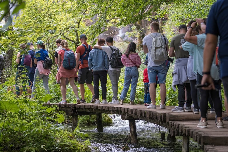randonneurs faisant la queue sur un sentier d'un parc national