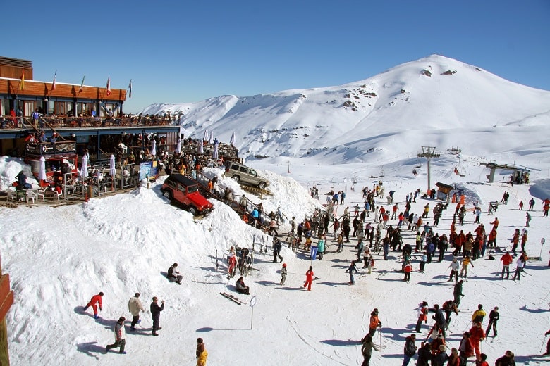 foule aux abords d'un bar d'une station de ski