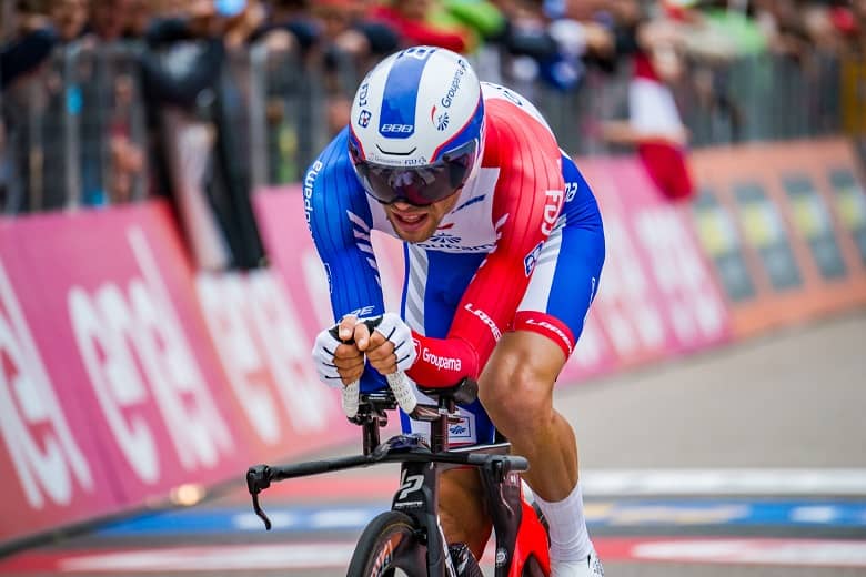 Thibaut Pinot sur un contre la montre avec le maillot de champion de france