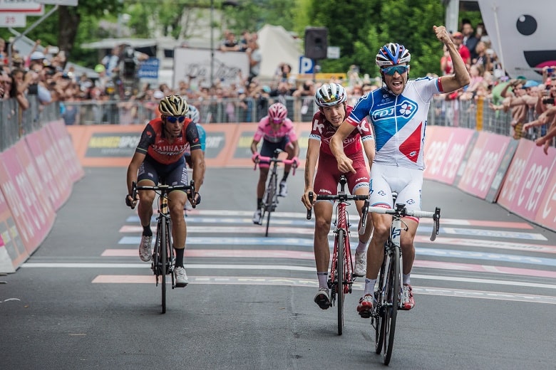 Thibaut Pinot levant les bras à asiago, où il a gagné une étape du Giro 2017