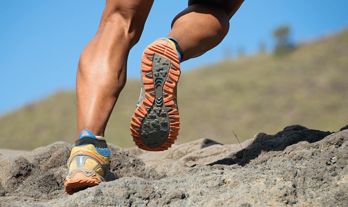 gros plan sur la semelle d'une chausure de trail