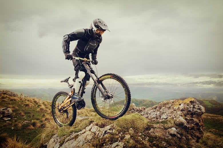 vététiste dans une montée technique avec un vélo tout suspendu